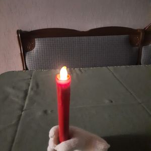 Hand mit Kerze