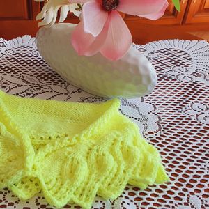 Pullover und Jackenkragen