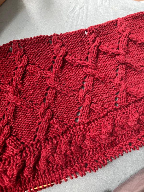 Pullover Schapulero mit Loch- und Zopfmuster