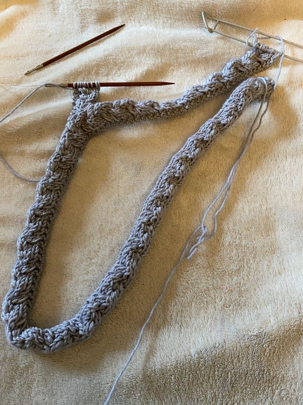 Pullover Schapulero mit Loch- und Zopfmuster