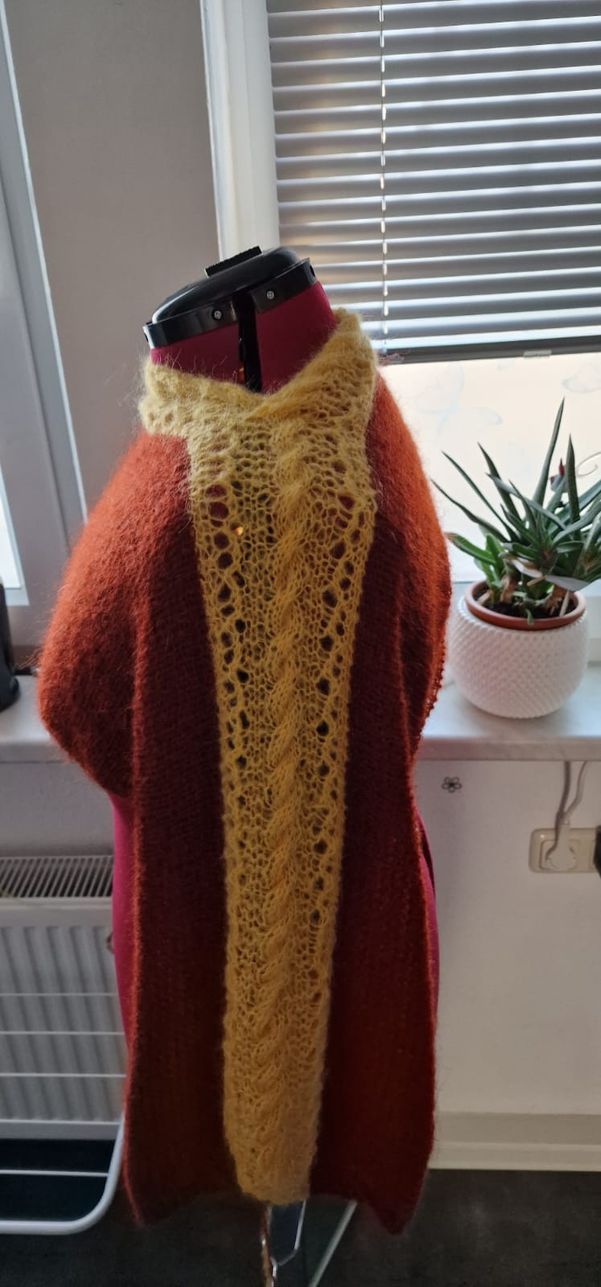 Pullover Schapulero mit Loch- und Zopfmuster