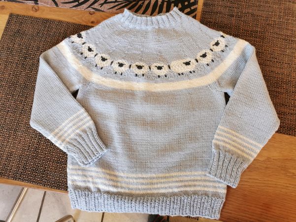 Pullover mit Schafen