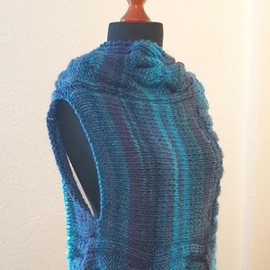 Quergestrickte Wickeljacke