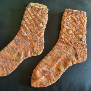 Socken mit Entrelac Muster stricken