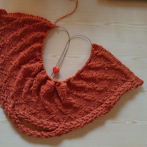 Der Pullover Schapulero mit Loch & Zopfmuster