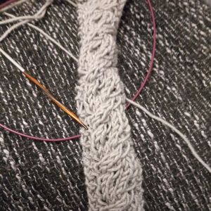 Schapulero Pullover mit Zopf -und Lochmuster