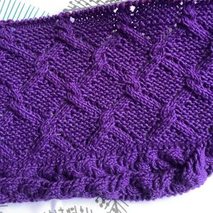 Pullover Schapulero mit Loch- und Zopfmuster