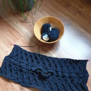 Pullover Schapulero mit Loch- und Zopfmuster