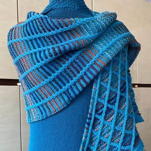 Spiraling Cables Triangle - HKAL Westknits 2021