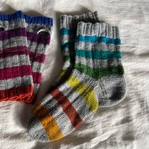 Ringel-Socken und -Stulpen