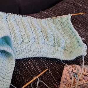 Foto zur Anleitung Jäckchen und Mützchen mit Zopfmuster | Einzelanleitung + Wolle Baby Merino soft  | Stricken | Pro Lana