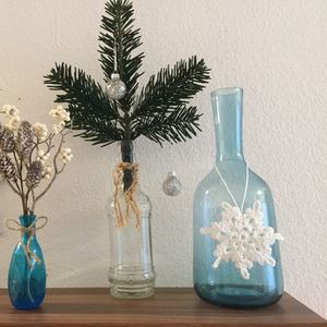 Weihnachtsarrangement mit gehäkelter Schneeflocke