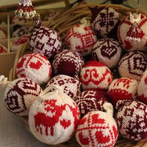 Große gestrickte Weihnachtsbaumkugeln