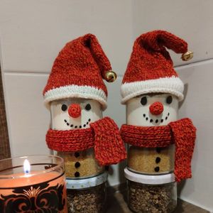 süße Geschenkidee Crumble Schneemann mit gestrickter Mütze und Schal